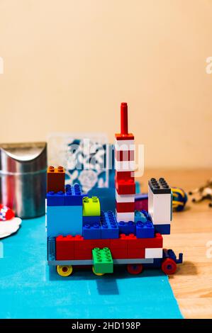 Tour en blocs Lego Duplo sur une table en bois Banque D'Images