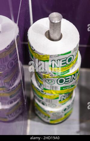 Gros plan de rouleaux de papier toilette empilés de marque Neo dans une salle de bains Banque D'Images