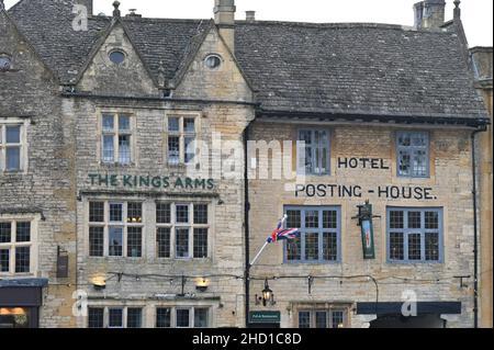 Le King's Arms Hotel, place du marché dans la ville de Stow, dans le Gloucestershire, sur le Wold Banque D'Images