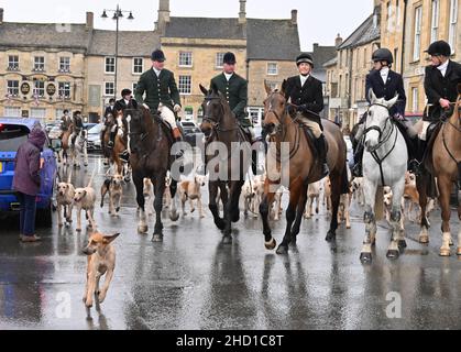 Le Heythrop Hunt traditinise se réunit le jour de l'an sur la place du marché de la ville de Stow, dans le Gloucestershire, sur le Wold. Banque D'Images