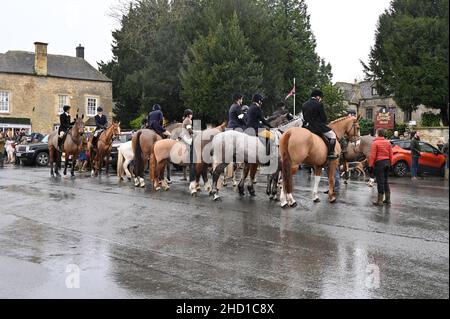 Le Heythrop Hunt traditinise se réunit le jour de l'an sur la place du marché de la ville de Stow, dans le Gloucestershire, sur le Wold. Banque D'Images