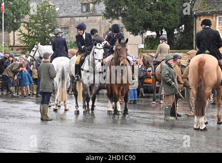 Le Heythrop Hunt traditinise se réunit le jour de l'an sur la place du marché de la ville de Stow, dans le Gloucestershire, sur le Wold. Banque D'Images