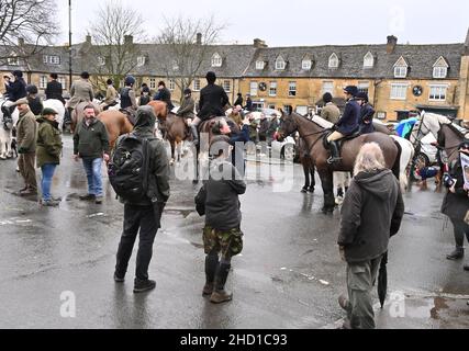 Le Heythrop Hunt traditinise se réunit le jour de l'an sur la place du marché de la ville de Stow, dans le Gloucestershire, sur le Wold. Banque D'Images