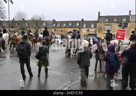 Le Heythrop Hunt traditinise se réunit le jour de l'an sur la place du marché de la ville de Stow, dans le Gloucestershire, sur le Wold. Banque D'Images