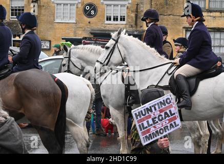 Le Heythrop Hunt traditinise se réunit le jour de l'an sur la place du marché de la ville de Stow, dans le Gloucestershire, sur le Wold. Banque D'Images