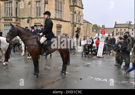 Le Heythrop Hunt traditinise se réunit le jour de l'an sur la place du marché de la ville de Stow, dans le Gloucestershire, sur le Wold. Banque D'Images