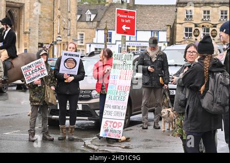 Le Heythrop Hunt traditinise se réunit le jour de l'an sur la place du marché de la ville de Stow, dans le Gloucestershire, sur le Wold. Banque D'Images