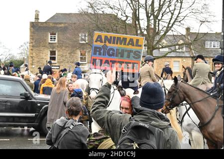 Le Heythrop Hunt traditinise se réunit le jour de l'an sur la place du marché de la ville de Stow, dans le Gloucestershire, sur le Wold. Banque D'Images