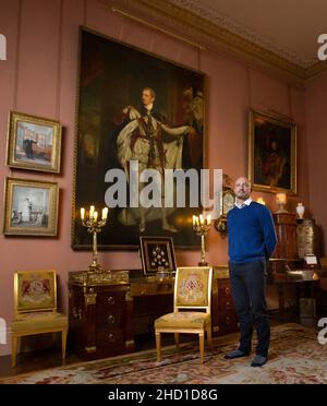 Dr Christopher Warleigh-Lmanquait, conservateur immobilier du National Trust pour la partie est de Down, basé à Mount Stewart, la maison familiale de Robert Stewart, mieux connu sous le nom de Lord Castlereagh se trouve à côté d'un portrait de Robert Stewart, de Sir Thomas Lawrence.De part et d'autre de la frontière irlandaise, l'Ulsterman, né à Dublin, qui s'est élevé au sommet de la politique britannique et a refaçonné l'Europe, doit se souvenir 200 ans après sa mort.Date de la photo: Mardi 23 2021 novembre. Banque D'Images