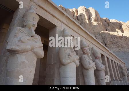 Rangée de statues sur une des terrasses du Temple de Hatshepsut, Louxor, Égypte Banque D'Images