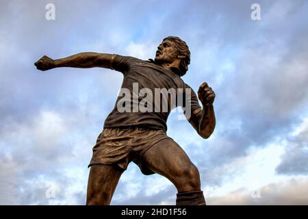 La statue de Kevin Beattie devant le stade Portman Road à Ipswich, Royaume-Uni Banque D'Images