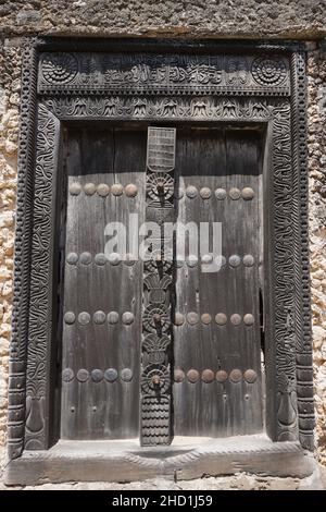 Œuvres d'art sur la porte à l'intérieur du fort Jésus à Mombasa, Kenya Banque D'Images