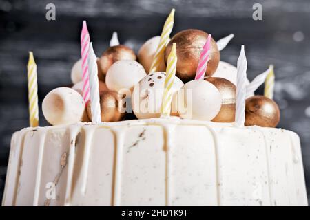 vue rapprochée sur la décoration des gâteaux. boules de chocolat et petites bougies sur le gâteau d'anniversaire. menu de sélection des fêtes Banque D'Images