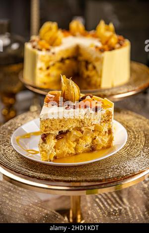 Tranche de délicieux gâteau d'orange sur le support à gâteau Banque D'Images