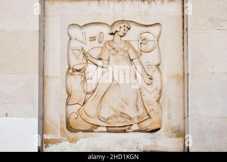 Sculpture moderniste en bas-relief représentant les mathématiques sur la façade de la Biblioteca Geral (Bibliothèque générale) de l'Université de Coimbra, Portugal Banque D'Images