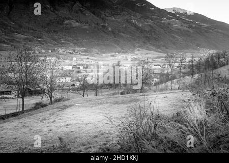 paysage agricole de montagne avec prairie verte surcultivée en noir et blanc d'hiver Banque D'Images