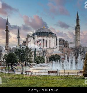 Istanbul, Turquie - 12 janvier 2013 : dôme et minarets de la mosquée Sainte-Sophie sur la place Sultanahmet sous des nuages dramatiques. Banque D'Images