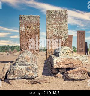 Bitlis, Turquie - septembre 2013 : pierres tombales du cimetière historique de Seljuk d'Ahlat.Ahlat est une ville et un quartier dans la province turque de Bitlis à l'est Banque D'Images