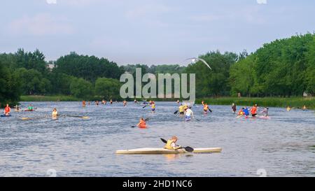 une foule de kayakistes sur l'eau en été sur la rivière Banque D'Images