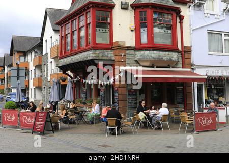 Vue sur le Relish Cafe, le centre-ville de Keswick, le parc national Lake District, le comté de Cumbria, Angleterre, Royaume-Uni Banque D'Images