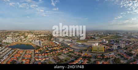 Talatona Angola - 12 24 2021: Photographie aérienne par drone de la ville de Talatona à Belas, zone résidentielle avec des condominiums avec des maisons de luxe et de luxe off Banque D'Images