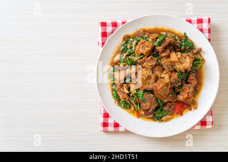 Poitrine de porc croustillante et basilic sautés - cuisine locale asiatique Banque D'Images