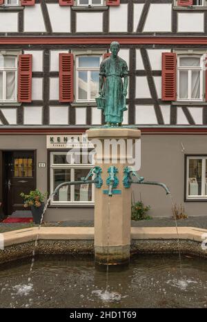 Fontaine avec sculpture dans la vieille ville historique, Kronberg im Taunus, Allemagne Banque D'Images