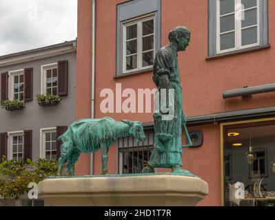 Fontaine avec sculpture dans la vieille ville historique, Kronberg im Taunus, Allemagne Banque D'Images
