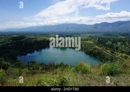 Un des lacs de cratère près de fort Portal, en Ouganda Banque D'Images