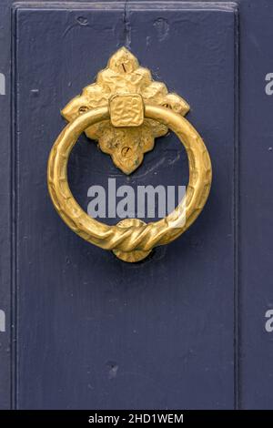 STAVANGER, NORVÈGE - 2020 JUILLET 04.Porte avant violette avec porte-outil à knocker doré à Stavanger City. Banque D'Images