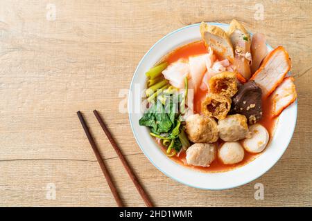 Nouilles aux boulettes de viande dans une soupe rose ou nouilles Yen Ta four dans un style asiatique Banque D'Images