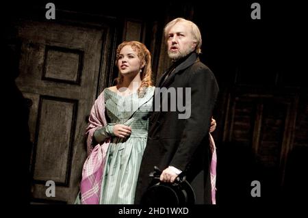 Katie Hall (Cosette), John Owen-Jones (Jean Valjean)) aux MISERABLES au Barbican Theatre, Londres EC2 14/09/2010 musique: Claude-Michel Schönberg texte: Herbert Kretzmer texte original par Alain Boubil et Jean-Marc NATEL autres documents:James Fenton basé sur le roman de Victor Hugo production originale adapté et réalisé par Trevor Nunn & John Caird Set design: Matt Kinley costumes: Andreanne Neofitou éclairage: Paule Constable réalisateurs: Laurence Connor & James Powell Banque D'Images