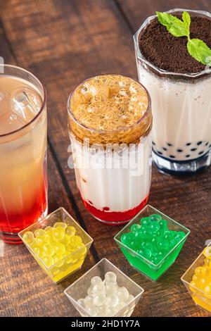 Limonade avec thé moussant sur fond sombre Banque D'Images