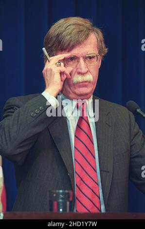 6 sept 2020-Séoul, Corée du Sud-dans ce film de photos Scan Images.La date de prise est janvier 2003.John Bolton, ancien assistant du président pour les affaires de sécurité nationale, tient une conférence de presse sur les questions de développement d'armes nucléaires en Corée du Nord à l'ambassade des États-Unis à Séoul, en Corée du Sud. Banque D'Images