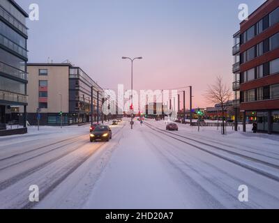 Turku, Finlande - 24 décembre 2021 : gros plan horizontal vue en neige de la rue Raisiontie à Turku, Finlande. Banque D'Images