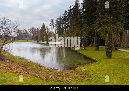 Jardin au bord de la rivière Utrata à Zelazowa Wola à la maison natale de Frédéric Chopin.Pologne. Banque D'Images