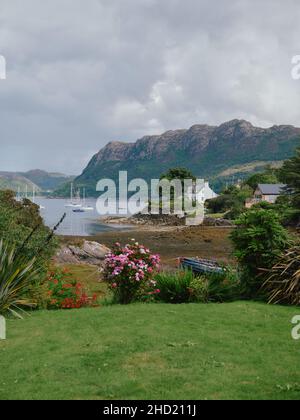 Le paysage de jardin de microclimat tempéré d'été de Plockton et Loch Carron à Lochalsh, Wester Ross, West Highlands Scotland, Royaume-Uni Banque D'Images