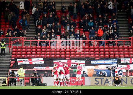 BRISTOL, ROYAUME-UNI.JAN 2nd Andreas Weimann de Bristol City fête avec ses coéquipiers après avoir ouvert le match du championnat Sky Bet entre Bristol City et Millwall à Ashton Gate, Bristol, le dimanche 2nd janvier 2022.(Crédit : Kieran Riley | INFORMATIONS MI) crédit : INFORMATIONS MI et sport /Actualités Alay Live Banque D'Images