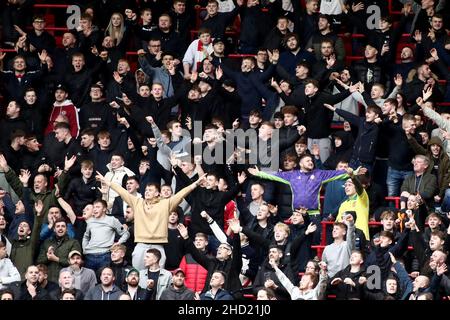 BRISTOL, ROYAUME-UNI.2nd JANVIER les fans de Bristol City fêtent après que Andreas Weimann de Bristol City a ouvert le score lors du match du championnat Sky Bet entre Bristol City et Millwall à Ashton Gate, Bristol, le dimanche 2nd janvier 2022.(Crédit : Kieran Riley | INFORMATIONS MI) crédit : INFORMATIONS MI et sport /Actualités Alay Live Banque D'Images