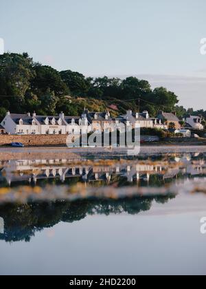 Le village d'été de Plockton sur le Loch Carron à Lochalsh, Wester Ross, West Highlands Ecosse Royaume-Uni - la côte écossaise village pittoresque Banque D'Images