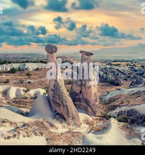 Des formations rocheuses de cheminées de fées de Cappadoce paysage sous des nuages dramatiques.Un hoodoo, également appelé une cheminée de fée est une grande, mince flèche de roche qui Banque D'Images