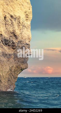 L'emblématique formation naturelle de roche a appelé le visage à Praia da Marinha en Algarve, Portugal. Vue depuis la célèbre excursion en bateau-grotte le long de la côte de l'Algarve. Banque D'Images