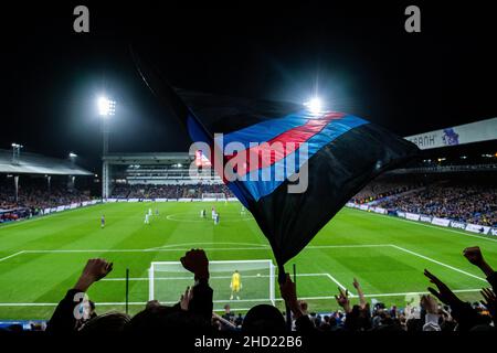LONDRES, ANGLETERRE - JANVIER 01 : une vue générale du stade et des fans avec des drapeaux pendant le match de la Premier League entre Crystal Palace et West Ham Banque D'Images