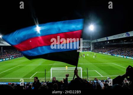 LONDRES, ANGLETERRE - JANVIER 01 : une vue générale du stade et des fans avec des drapeaux pendant le match de la Premier League entre Crystal Palace et West Ham Banque D'Images
