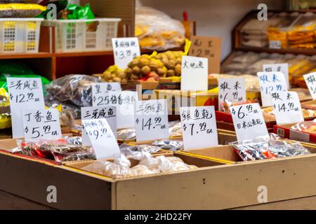 Les prix manuscrits des produits alimentaires dans une entreprise située dans le quartier de Chinatown.2 janvier 2022 Banque D'Images