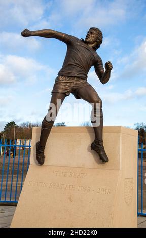 Statue en bronze du footballeur Kevin Beattie 1953-2018, Portman Road, Ipswich, Suffolk, Angleterre,ROYAUME-UNI Banque D'Images