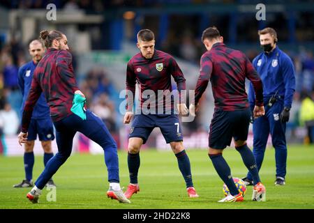 Johann Berg Gudmundsson (au centre) de Burnley se réchauffe sur le terrain avant le match de la Premier League à Elland Road, Leeds.Date de la photo: Dimanche 2 janvier 2022. Banque D'Images