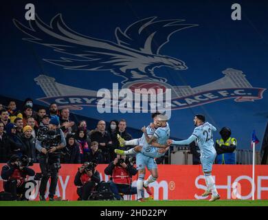 LONDRES, ANGLETERRE - JANVIER 01: Manuel Lanzini de WHU fête avec Declan Rice, a déclaré Benrahma après avoir obtenu le score de la première Ligue lors du match de la meilleure Banque D'Images