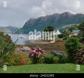 Le paysage de jardin de microclimat tempéré d'été de Plockton et Loch Carron à Lochalsh, Wester Ross, West Highlands Scotland, Royaume-Uni Banque D'Images