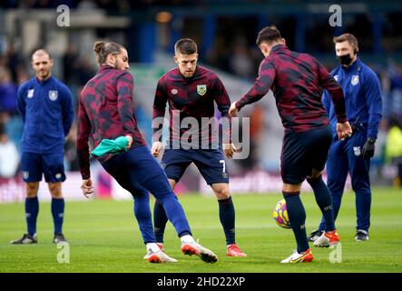 Johann Berg Gudmundsson (au centre) de Burnley se réchauffe sur le terrain avant le match de la Premier League à Elland Road, Leeds.Date de la photo: Dimanche 2 janvier 2022. Banque D'Images